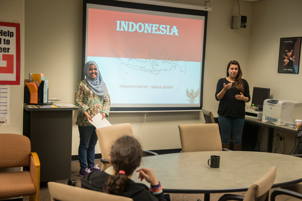 Sisil_IntlEdWeek2015_HostingExchangeStudent_SisiliaAdysti_RitaStraubhaar_TUY0886(1)