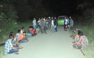 Warga tembolon beristirahat dalam upaya pencarian Imam kampung mereka. (LGco_Muna)