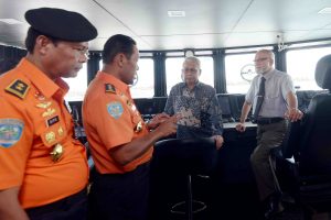 Kepala Basarnas Pusat, Marsekal Madya TNI. Fhb. Soelistyo, S.Sos bersama Gubernur Aceh, dr. H. Zaini Abdullah dan Wali Nanggroe Aceh, Malik Mahmud Al-Haytar meninjau Kapal KN. SAR KRESNA 232 usai peresmian di Pelabuhan Ulee Lheu