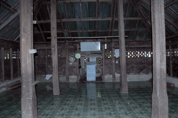 bagian dalam Masjid Tue Rerebe. (LGco_Khalis)