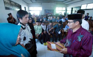 Wakil Bupati Aceh Tengah, Khairul Asmara Menyerahkan SPT Pendamping Desa