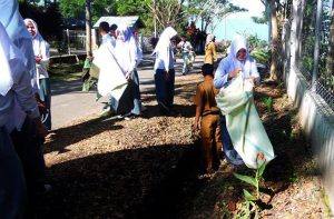 siswa-lagi-mengumpulkan-sampah