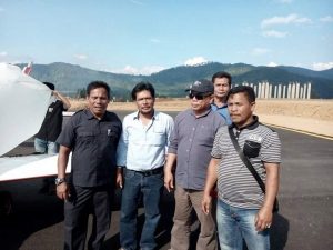Irwandi Yusuf di Bandara Perintis Senubung Gayo Lues