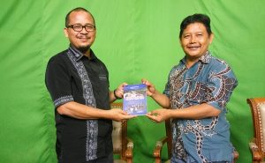 Penulis buku Gayo 6,2 SR Iranda Novandi juga memberikan karyanya untuk Keberni Gayo juga penelefon pertama (Foto: Sona Juangga)