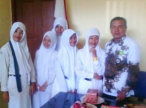 Kepala SMAN 1 Kutacane bersama Siswanya