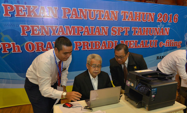 Gubernur Aceh dr. H. Zaini Abdullah didampingi Kepala Dirjen Pajak Wilayah Aceh, Aim Nursalim Saleh, S.T. M.B.A, saat melakukan Peluncuran Gerakan Pekan Panutan Penyampaian Surat Pemberitahuan (SPT) Tahunan Pajak Orang Pribadi Tahun 2016 di Anjong Mon Mata Banda Aceh, Selasa, (22/3).