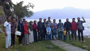 Penyair Baca Puisi di Danau