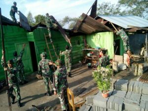 TNI Bantu Warga Bersihkan Puing Puting Beliung