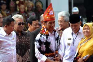 Bupati Bener Meriah Ruslan Abdul Gani beserta istri menyambut Jokowi. (LGco_Surya)