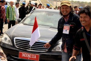 jurnalisa (bertopi) di depan mobil Presiden