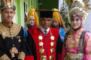 Mahdi Batera (tengah)