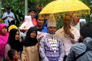 Menunggu sambutan pihak mempelai wanita