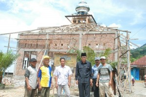 Iberamsyah Tinjau Pembangunan Masjid di Tebes Lues