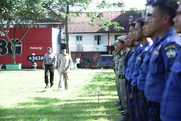 Khairul Asmara Memeriksa Apel