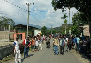 Masyarakat seputaran TPA Blokir Jalan menuju Uwer Tetami