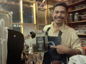 Rahmad Hidayat dengan kopi miliknya (Foto: Supri Ariu | LGco)
