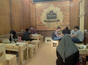 Suasana nyaman dan elegan di Warkop Ramrover Coffee Shop (Foto: Supri Ariu | LGco)