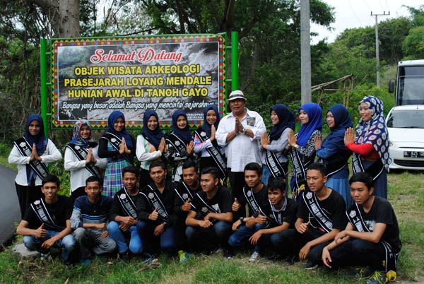 Duta Wisata Aceh Tengah di Loyang Mendale. (foto : Stanov)