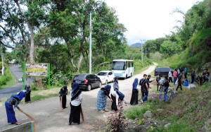 Duta Wisata Aceh Tengah bersih sampah di Loyang Mendale. (Foto : Stanov)