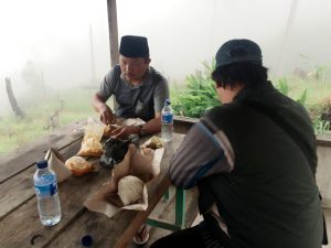Foto: H. Irmawan saat perjalan menuju Abdya melalui jalur Terangun (Ist)