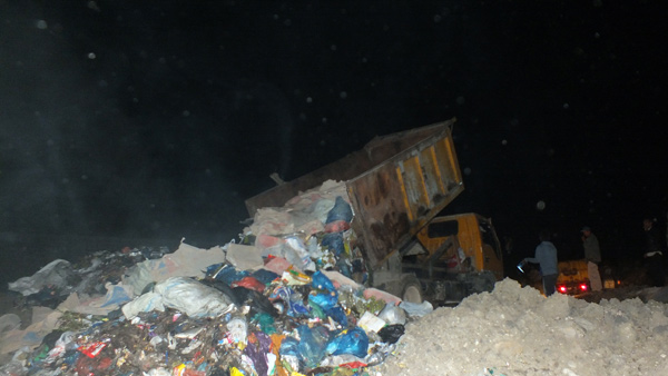 Pembuangan sampah di TPA Uwer Tetemi. (LGco_Khalis)