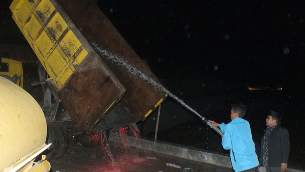 Pembersihan truk agar tidak timbulkan bau tak sedap saat melintasi pemkiman warga. (LGco_Khalis)