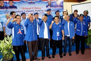 Enam Ketua terpilih (depan) berfoto bersama pengurus DPP dan DPD Partai Demokrat