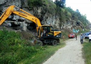 Alat Berat Lakukan Penimbunan di Mendale