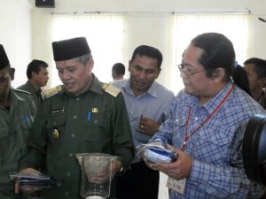Ruslan Abdul Gani saat menjabat Bupati Bener Meriah (Kiri), Burhan (Tengah) dan pimpinan The Rainforest Coffee Mr Wu (Kanan).