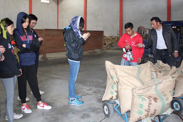 Burhan (paling kanan) sedang menjelaskan proses kopi Gayo ke mahasiswa Hongkong University. (Ist)