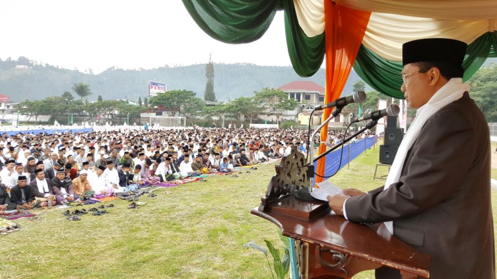 Bupati Aceh Tengah, Nasaruddin (Pak Nas) ketika memberi sambutan Idul Fitri 1437 H di Lapangan Musara Alun Takengon