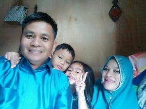 Almarhumah Rita Safitri (kanan) dan suaminya Mahyadi, beserta anak-anaknya. (Foto : doc Mahyadi)