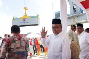 Gubernur Aceh, dr. H. Zaini Abdullah didampingi Direktur Pelindo I, Bambang Eka Cahyana menekan tombol pada penyambutan Kapal Peti Kemas Perdana di Pelabuhan Malahayati, Krueng Raya, Aceh Besar, Jumat 5 Augustus 2016.