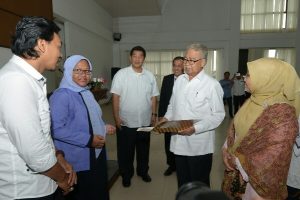 Gubernur Zaini Abdullah Serahkan SK cuti melahirkan