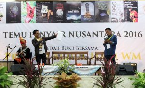 Salman Yoga S dan Win Gemade Membaca Puisi Begen