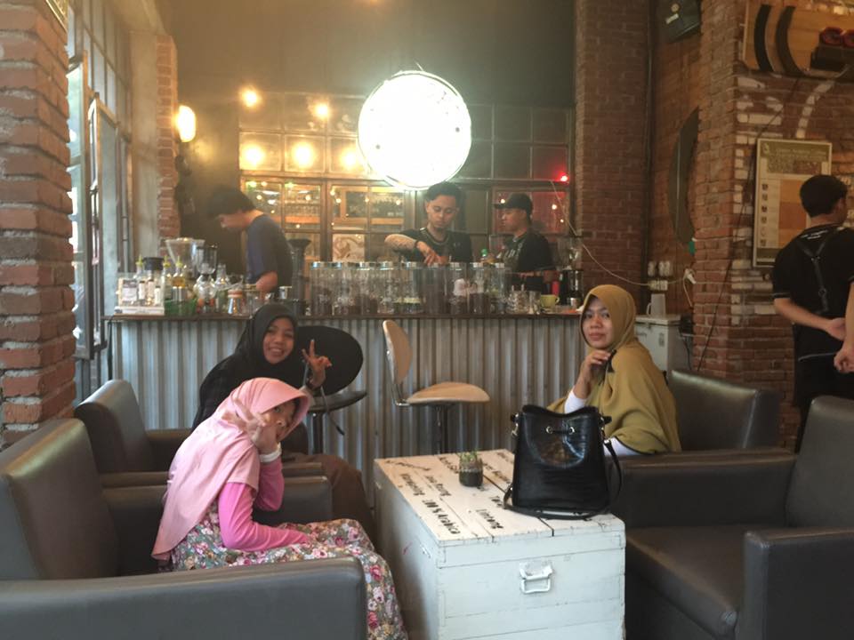 Anak dan istri Win Kobat di salahsatu coffee shop di Bandung