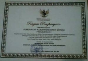 Piagam Penghargaan Mendagri ke Disdukcapil Bener Meriah