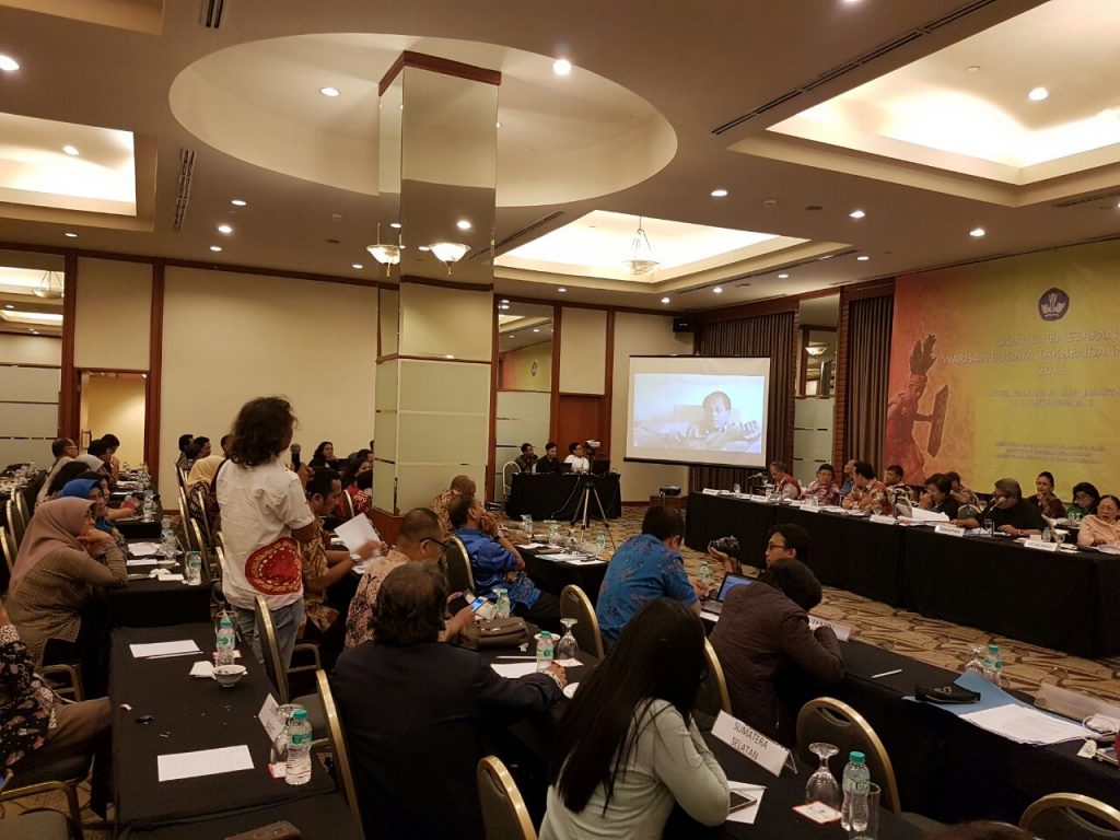 Fikar W Eda menjelaskan tentang tari Guel. (Foto Yan B)