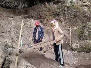 Meta tengah mengayak tanah di lokasi ekskavasi manusia prasejarah Gayo di Loyang Medale. (Ist)