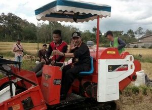 Perkenalan Mesin Pemotong Padi Otomatis (Super Combine Harvester)