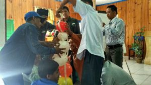 Peserta antusias mengikuti sesi permainan melatih kerjasama kelompok tani (Ist)