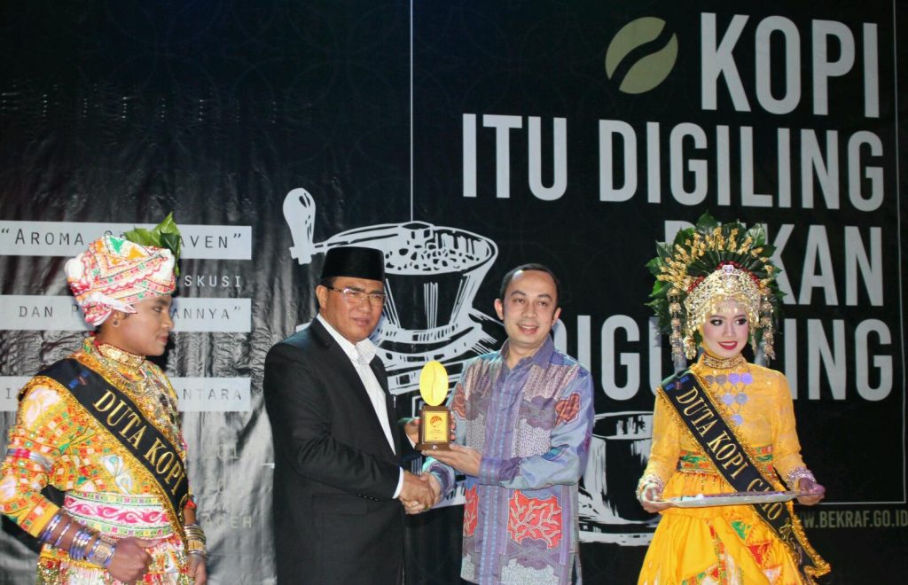 Irfan Anwar dan Bupati Aceh Tengah, Nasaruddin diapit sepasang Duta Kopi Gayo, Syahru dan Hilwa