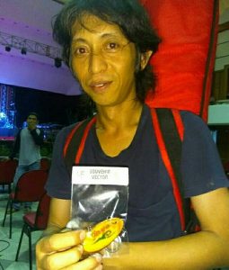 Gitaris Gayo Joel Tampeng menunjukkan karya Vector Gayo | Ist