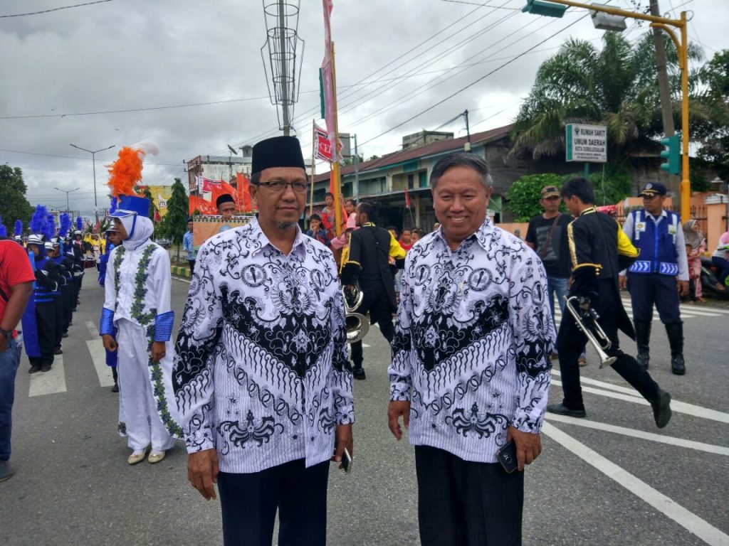Kadisdik Aceh, Hasanuddin Darjo (kanan) dan M. Daud Pakeh (kiri)