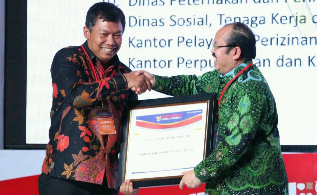 Ketua Ombudman RI, Amzulian Rifai menyerahkan predikat kepatuhan tinggi terhadap standar pelayanan publik diterima oleh Staf Ahli Bupati Aceh Tengah, Subhandhy