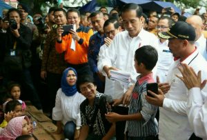 Jokowi bersama anak korban gempa Pidie Jaya. (foto : Cerita Pidie)