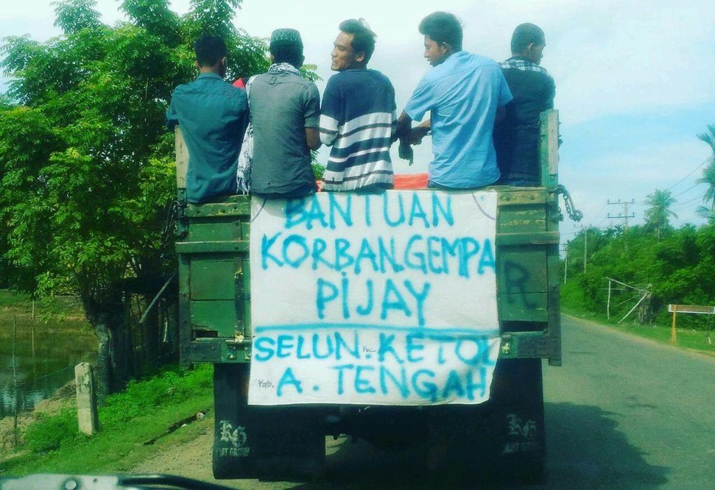 Tim relawan dan logistik bantuan gempa Pidie Jaya dari Ketol Aceh Tengah. (Foto : Husaini Abdul Jalil)