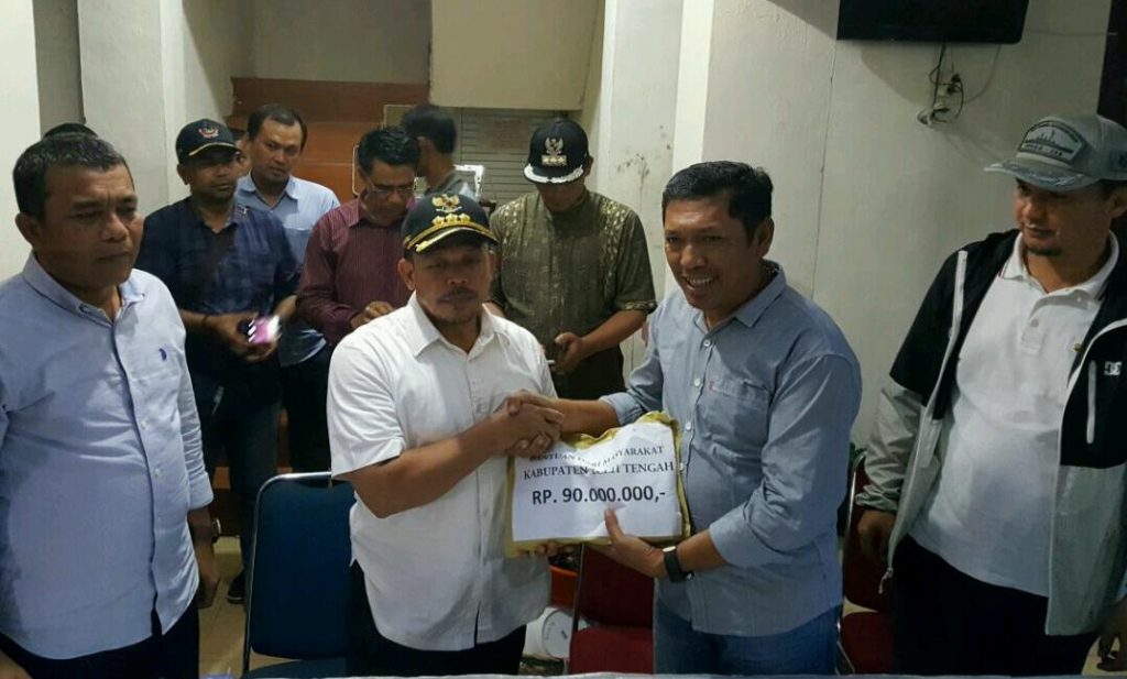 ‎Bantuan berupa uang sebesar Rp. 90 Juta ditambah 2 truk sayuran dan buah-buah diserahkan langsung oleh Plt. Bupati Aceh Tengah, Alhudri diterima oleh Bupati Pidie Jaya, Aiyub Abbas, Minggu (11/12/2016) di Pendopo Pidie Jaya