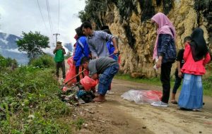 Pungut sampah di Danau Lut Tawar. (foto : Chici)