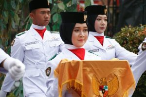 Diana Sellvia Pembawa Baki Bendera Pusaka di Takengon